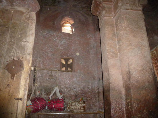 Auch im Innern wird die Architektur einer Basilika in Stein imitiert: