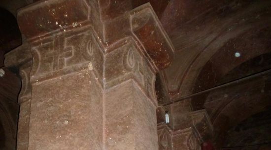 Die Kirche ist nicht ausgemalt, an den Gesimsen und Pfeilerköpfen sind aber feine Dekorationen in den Stein gehauen.