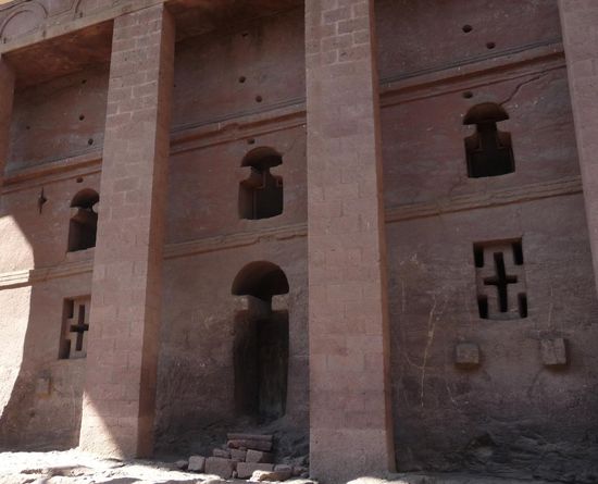 Schmuck der Kirche sind auch die durchbrochenen Fenster. Zapfen immitieren die Holzbalken der traditionellen Holz-Stein-Bauweise