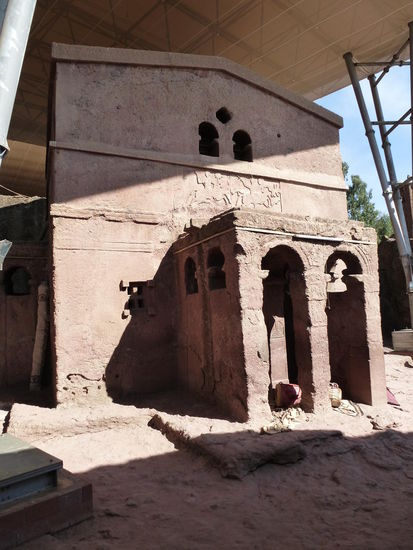 Haupteingang mit Portikus