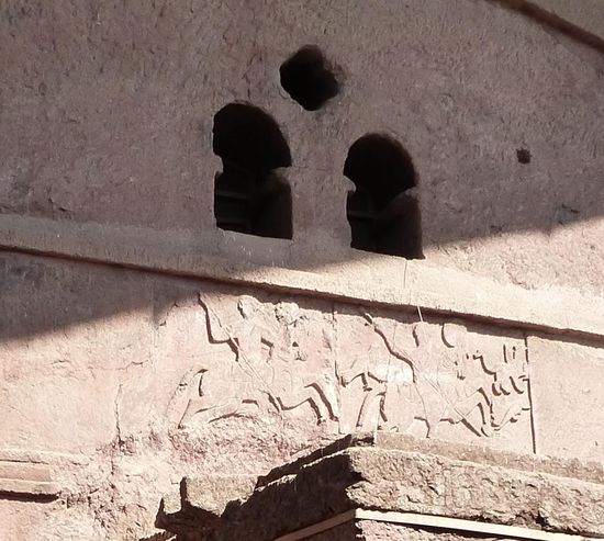 Das Relief über dem Haupteingang, das zwei Lanzenreiter zeigt,  ist einmalig, plastische Dekorationen sind in der äthiopischen Kunst eh  sehr selten. Dafür zeigt es die in Äthiopien so beliebten Reiterheiligen.