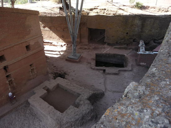 Das tiefe Becken in der nordwestlichen Ecke (oben) hat hier eine besondere Bedeutung: Noch heute sollen unfruchtbare Frauen durch ein Bad in diesem Becken geheilt werden.