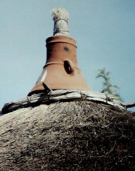 Die tönernen Dachaufsetzer (häufig auch Straußeneier) gelten als Glücksbringer.