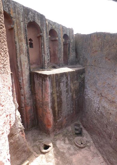 nur durch Zusammenfügen mehrerer Fotos ist der hohe Graben zu erkennen - unter dem etwa 18 m tiefen Hof befinden sich zwei Kellerräume (Zisternen?)