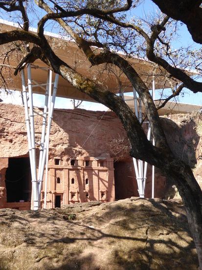Bete Abba Libanos - Pilaster und "axumitische" Fenster gliedern das Äußere der Kirche