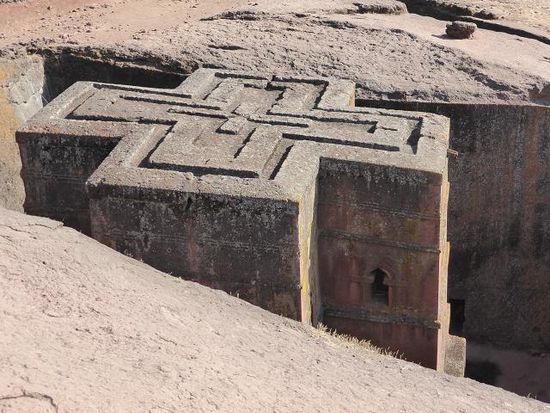 Die Dekoration des Daches wiederholt dreimal das griechische Kreuz, auch hier sind die Kanäle zur Wasserableitung sichtbar.