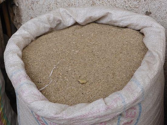 das hier ist Teff oder Zwerghirse (eragrostis tef) - eine Pflanzenart innerhalb der Familie der Süßgräser - zum Vergleich der Größe der Körner liegt eine Bohne obenauf!