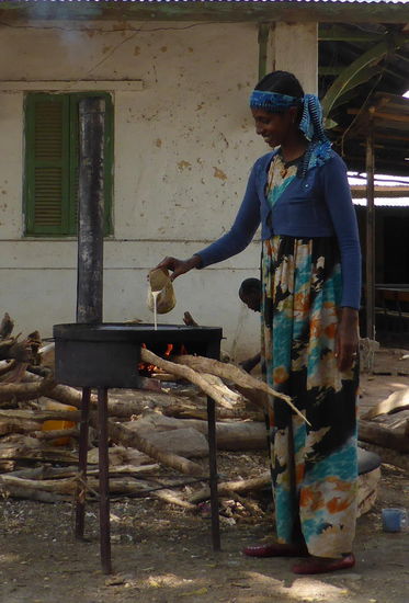Sauerteig wird auf die Ofenplatte gegossen