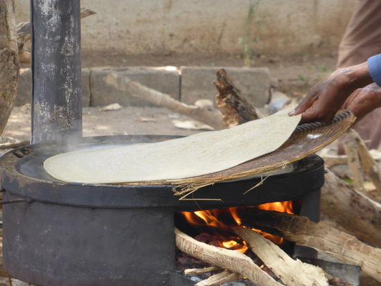 das Fladenbrot wird abgehoben