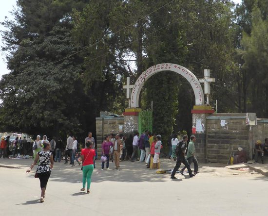 Eingänge zu Kirchenarealen sind immer durch einen Rundbogen in der das Gelände umfassenden Mauer gestaltet.