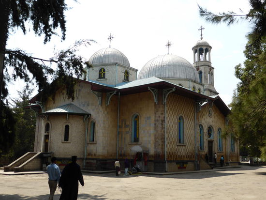 Leider ist die Kirche z.Zt. nicht zugänglich, aber Musik, Gesang und Trommeln lassen etwas erahnen