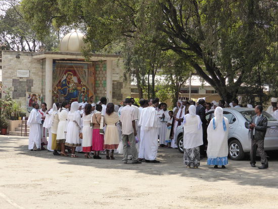 Eine Hochzeitsgesellschaft besingt das Paar.