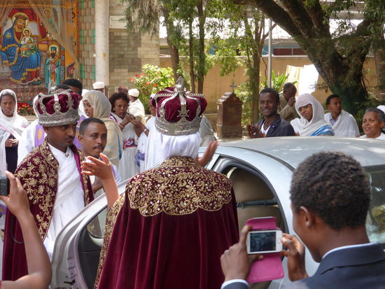 Braut und Bräutigam sind gleich gekleidet und tragen Kronen, wie ich später erfahre, müssen die beiden noch 'rein' sein.