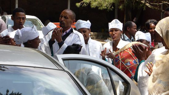 rhythmisches Händeklatschen und Trommelbegleitung