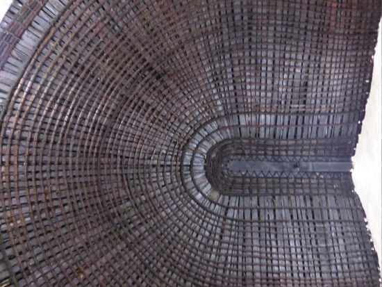 besonders der Aufblick unter die Dachkonstruktion präsentiert eine prächtige Handarbeit.