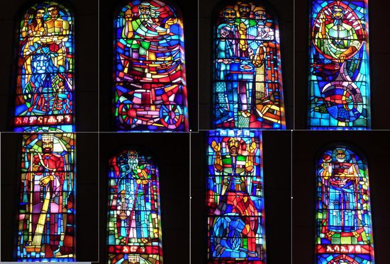 krassbunte, moderne Glasfenster mit biblischen Motiven