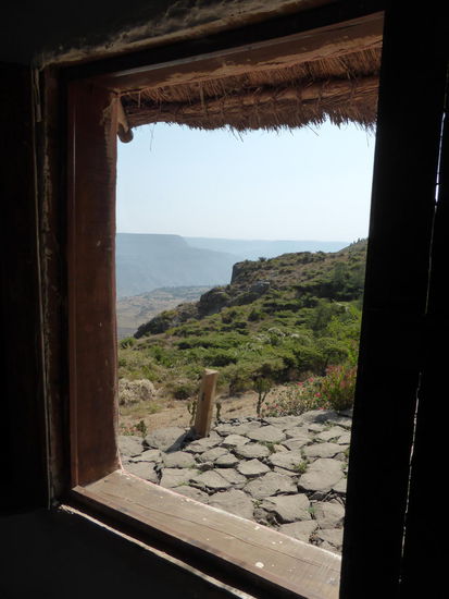 Die fünfeckigen Basaltblöcke, die wir am Steilhang von Debre Libanos gesehen haben, liegen hier als Bodenbelag.