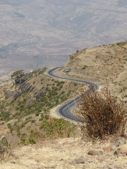 Die Strasse windet sich von Süden etwa 1000m hinab - gott sei Dank ist sie geteert - trotzdem quälen sich entgegenkommende Fahrzeuge mühsam die Steigung hinauf.