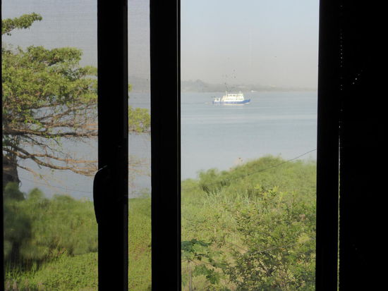 und mit direktem Blick auf den See