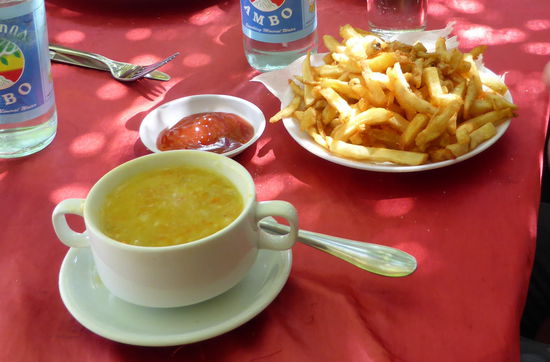 Fischsüppchen und Pommes mit scharfer Berberesoße