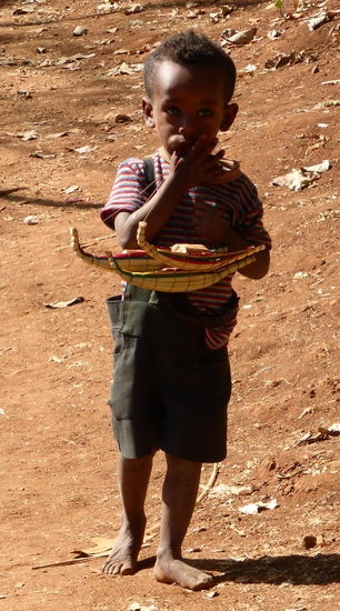 da hier doch wohl einige Touristen hinkommen, gibt es auch schon junge Souvenirverkäufer - der hier will ein Papyrusbootmodell verkaufen.