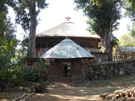 Das Eingangstor und die  mit schwersten Steinen errichtete Mauer deuten den ehemaligen Festungscharakter an.