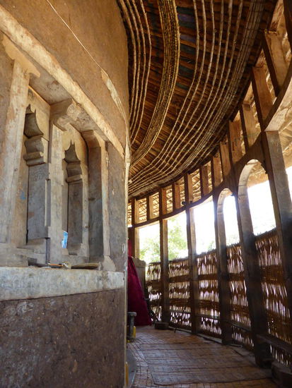 Die Kirche selbst ist eine typische Rundkirche mit vier Eingängen in den vier Himmelsrichtungen (Osten für die Priester, Norden für die Männer, Süden für die Frauen und Westen für alte Leute).