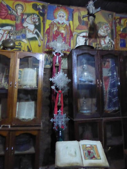 in der Vitrine: Handschriften, Kronen 
davor: verschiedene Kreuzformen und eine bebilderte Handschrift