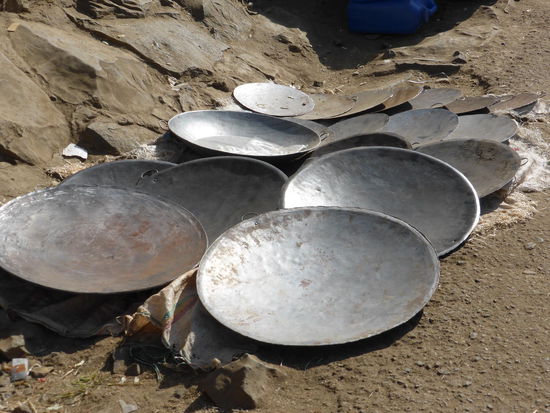 Metallschalen zum Injerabacken.