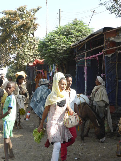 die Dame muß wohl schon die neue Kollektion tragen