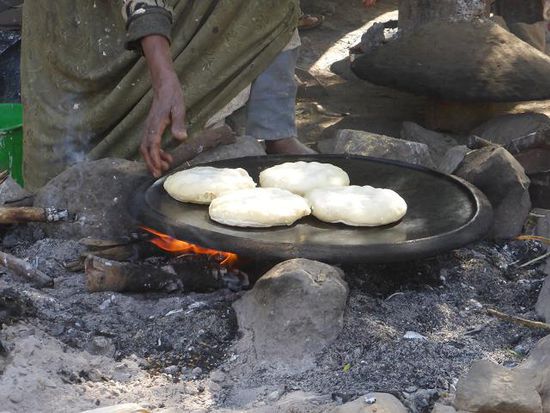 auf offenem Feuer wird gebacken - diesmal ist es kein Injera
