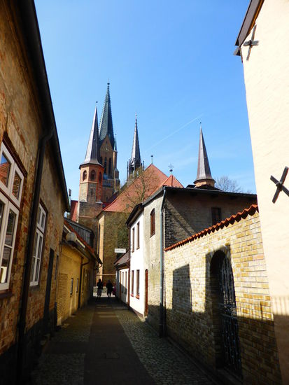 enge Gassen mit kleinen Häusern umgeben den Dom
