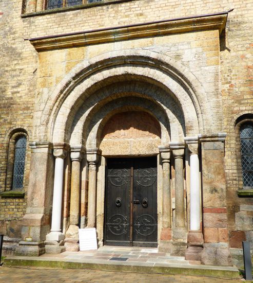 Im Bogenfeld thront Christus als Weltenrichter zwischen Petrus und Paulus