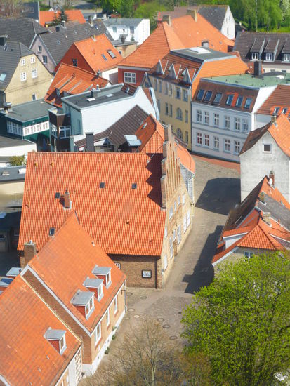 Blick nach Osten zur Lange Str. hin, in der eine Reihe sehr schöner Fassaden zu finden ist, die aus unterschiedlichen Epochen stammen.  Man beachte im Vordergrund den stark geneigten norddeutschen Giebel.