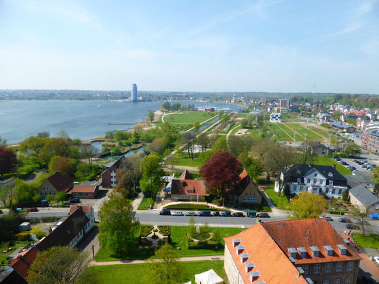 Blick nach Westen auf den 'jüngeren' und höheren Wikingerturm