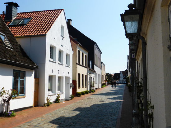 Auf den Straßen der Fischersiedlung stehen behaglich aussehende kleine meist Traufenhäuser aus Backstein, die häufig auch noch mit Utluchten - d.h Erker - versehen sind, so kann man ohne das Haus zu verlassen auch die Strasse überblicken.
