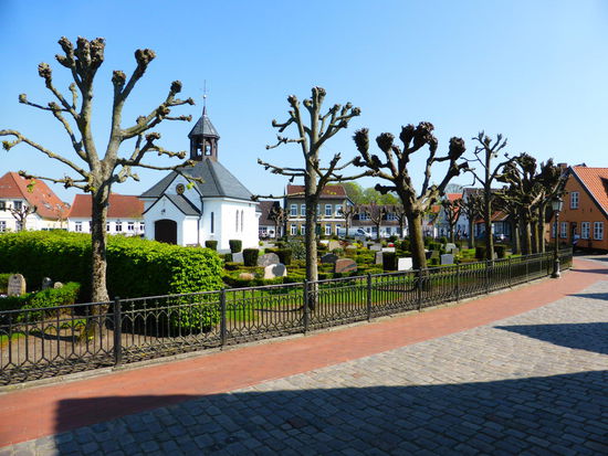 die Kapelle in der Ortsmitte ist vom Friedhof umgeben