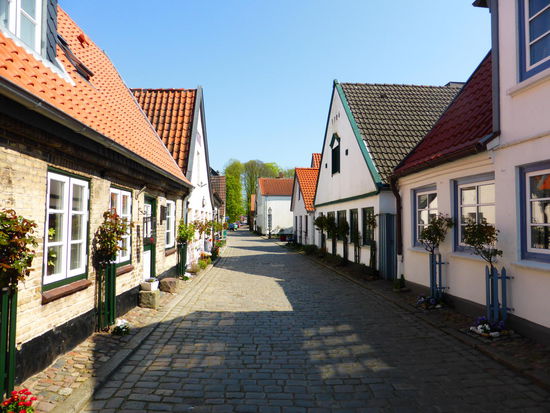 Zwischen den Häusern führen schmale Gassen zum Ufer der Schlei