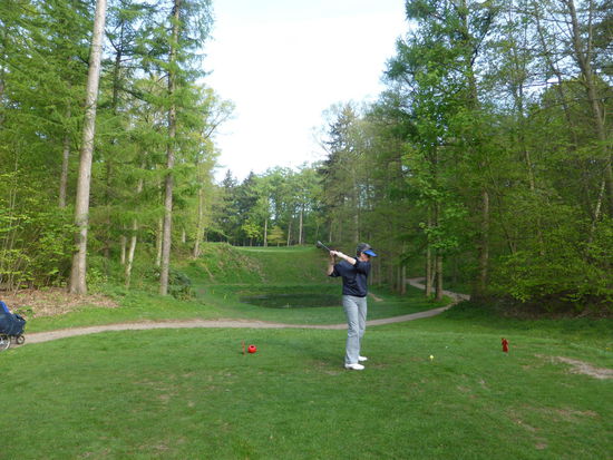 An Loch 3 liegt das Grün oberhalb eines kleinen Teichs, ich treffe es;  Ulrikes Ball liegt unterhalb des Steilhangs.