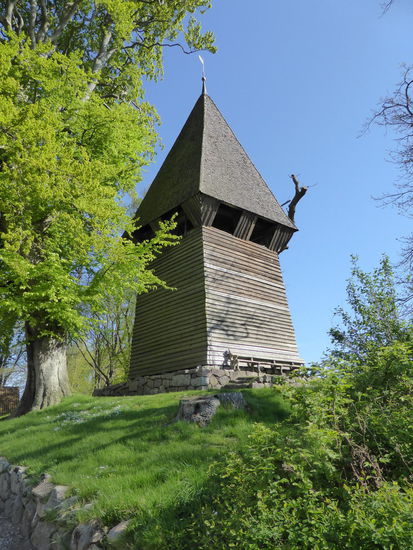 und ihr freistehender hölzerne Glockenturm