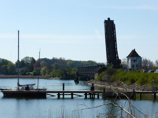 zurück auf der Angelner Seite sehen wir dann auch die Klappbrücke in Funktion
