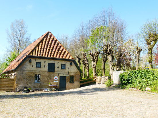 Nebengebäude - gerade eröffnet: Stull Tubeattack - Taschenmanufaktur