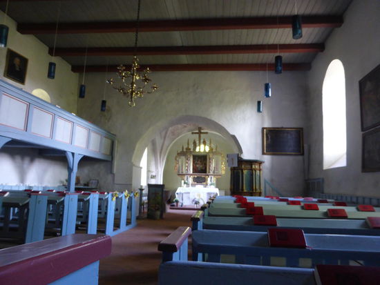 Innenraum von St. Laurentius mit in der Region verbreitertem Balkon