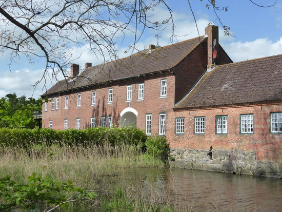 Torhaus von Gut Olpenitz mit Wassergraben