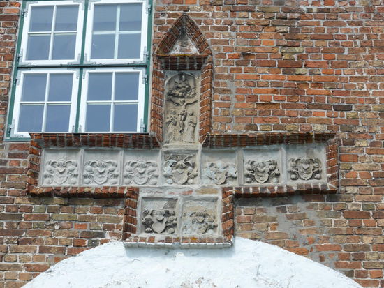 Das bedeutendste der nebengebäude ist das alte Torhaus des Guts, das noch aus dem 16. Jahrhundert stammt, in späteren Zeiten jedoch mehrfach umgestaltet wurde. Seine Feldseite wird von neun kreuzförmig angeordneten Sandsteintafeln geziert, die unter anderem die Wappen der Rantzaus und der Sehestedt zeigen.