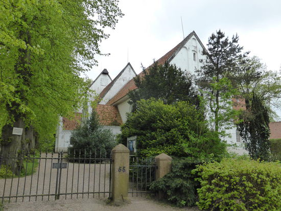 Die Kirche ist wegen der unterschiedlich hohen Bauabschnitte aus verschiedenen Epochen interessant.