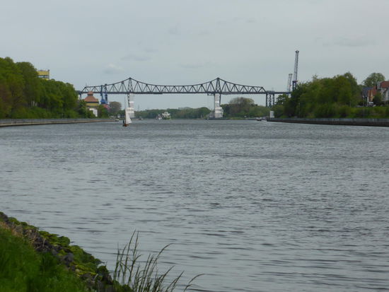 Eisenbahnbrücke hoch über dem Nord-Ostsee-Kanal