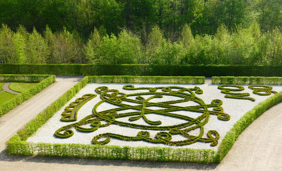 An der unteren Terrasse wurden zwei Medaillons mit den Initialen des herzöglichen Paares aus dem Jahre 1690 in Bucksbaum gestaltet