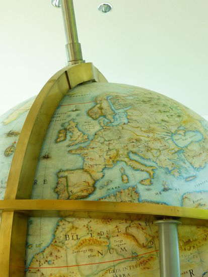 maßstabsgetreue Weltkarte auf dem Äußeren - Firmament im Inneren nicht zu fortografieren