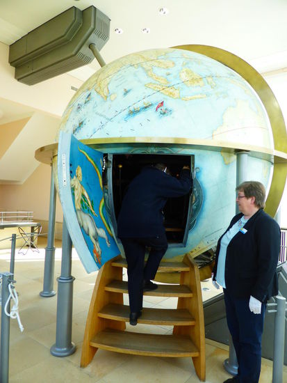 Zur Vorführung können acht Personen den Globus betreten.